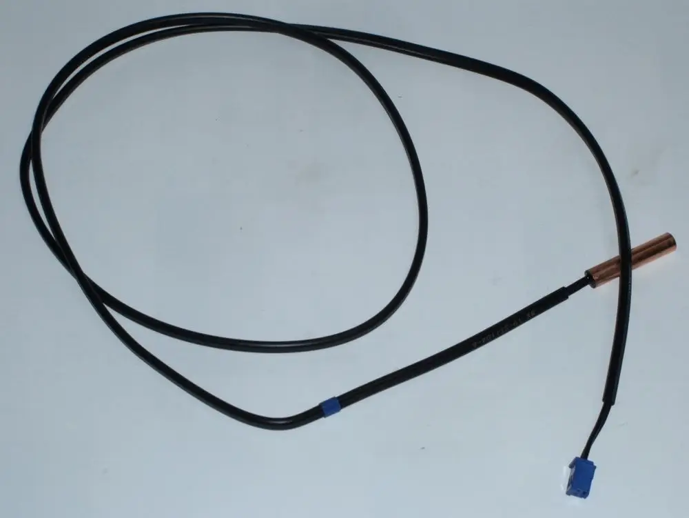 Temperatursensor von Daikin mit einem flexiblen Kabel und einem Kupferende, geeignet für Heiz- oder Kühlsysteme. Anschlussstecker vorhanden.